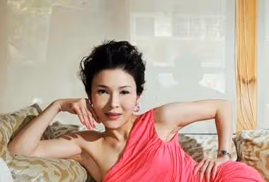 50歲女星削髮為尼！在家人見證下狠心剃光頭，曾未婚生子情路坎坷