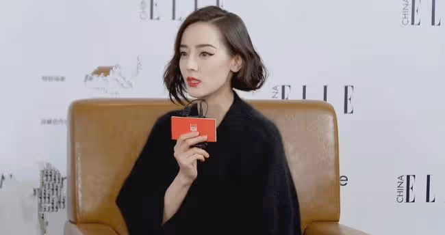 ELLE紅毯被取消？AB成希臘女神，熱巴紅裙風情萬種，關曉彤太驚艷