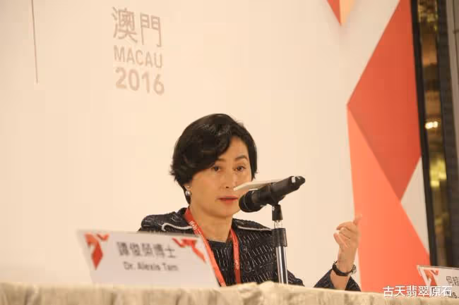 賭王和原配的小孫女何家文優秀又美麗,設計的珠寶深受名媛闊太的青睞!
