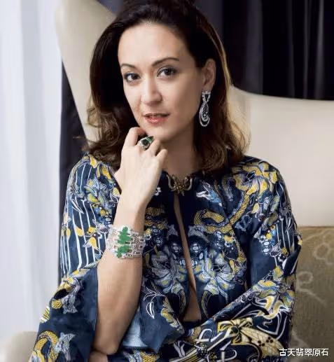 賭王和原配的小孫女何家文優秀又美麗,設計的珠寶深受名媛闊太的青睞!