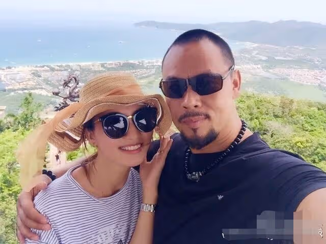 48歲晉松罕與兒子同框，14歲晉梓銘身高將超父親，兩人氣質大不同
