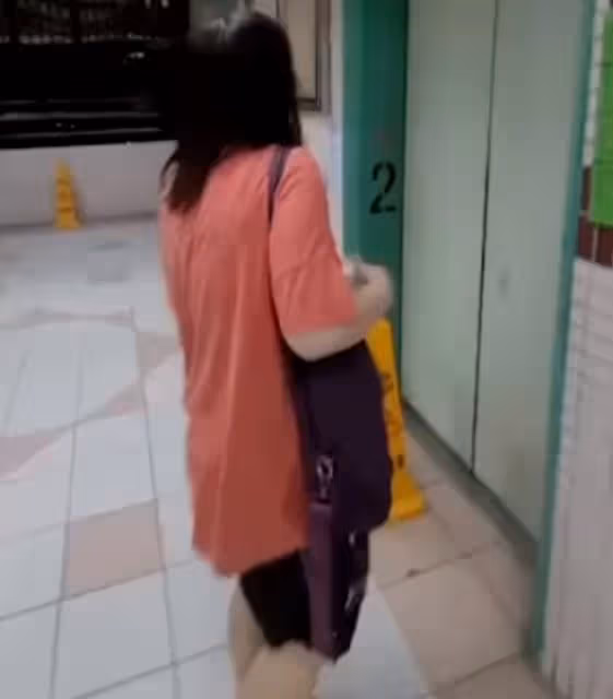 37歲女星沒戴口罩被路人追著罵,拍打對方後急忙逃跑,還多次踢人