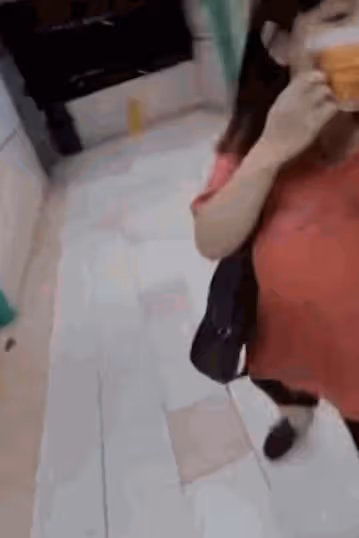 37歲女星沒戴口罩被路人追著罵,拍打對方後急忙逃跑,還多次踢人