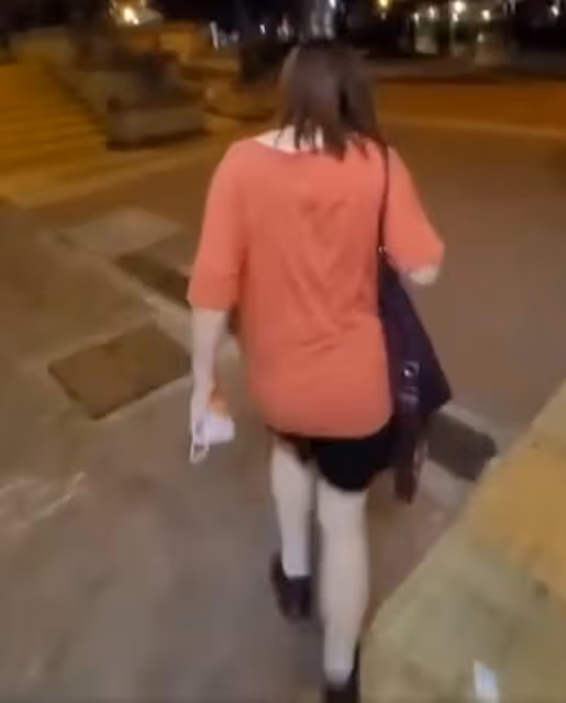 37歲女星沒戴口罩被路人追著罵,拍打對方後急忙逃跑,還多次踢人