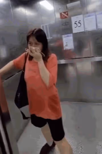 37歲女星沒戴口罩被路人追著罵,拍打對方後急忙逃跑,還多次踢人