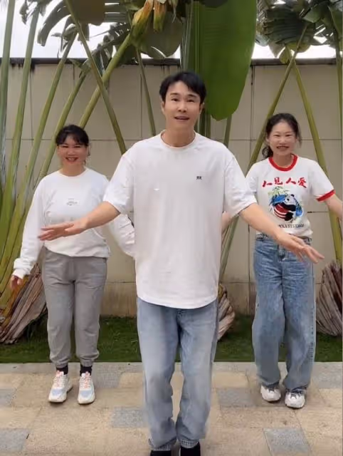 小瀋陽:曾被逼喝30瓶啤酒,是師父救了我,不紅了仍然感激他
