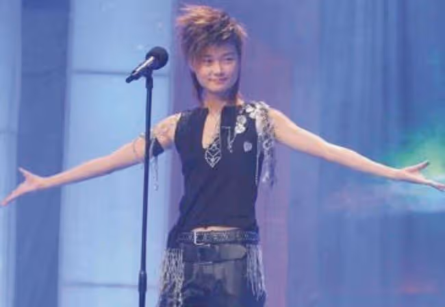 曾被父親2次勒令退出娛樂圈的李宇春,鳳凰涅槃,從假小子逆襲成時尚寵兒