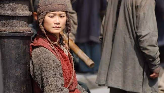 曾被父親2次勒令退出娛樂圈的李宇春，鳳凰涅槃，從假小子逆襲成時尚寵兒