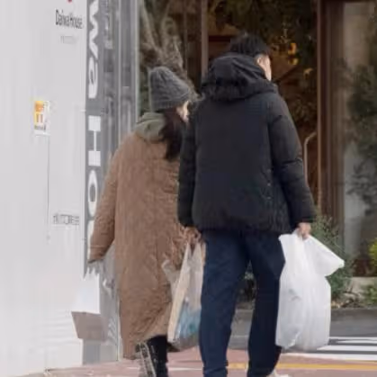 36歲日劇女神蒼井優宣布懷孕,孕肚照曝光,與諧星丈夫恩愛散步