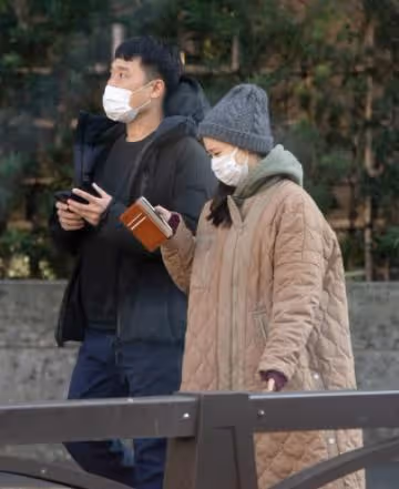 36歲日劇女神蒼井優宣布懷孕,孕肚照曝光,與諧星丈夫恩愛散步