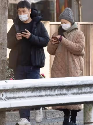 36歲日劇女神蒼井優宣布懷孕,孕肚照曝光,與諧星丈夫恩愛散步