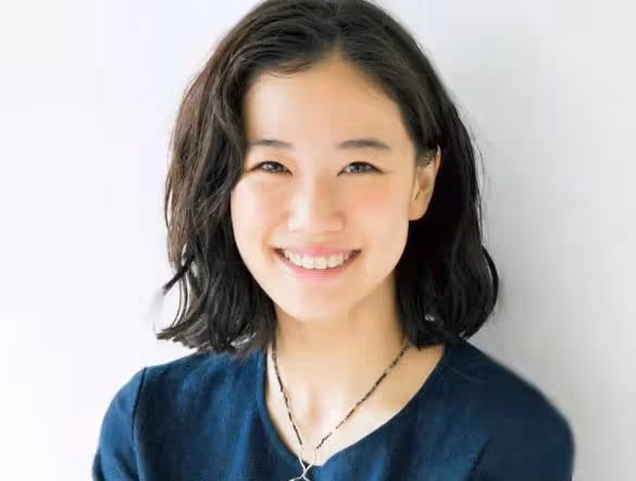 36歲日劇女神蒼井優宣布懷孕,孕肚照曝光,與諧星丈夫恩愛散步
