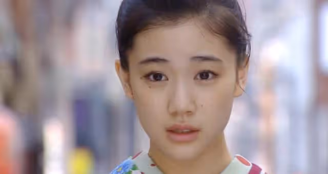 36歲日劇女神蒼井優宣布懷孕,孕肚照曝光,與諧星丈夫恩愛散步
