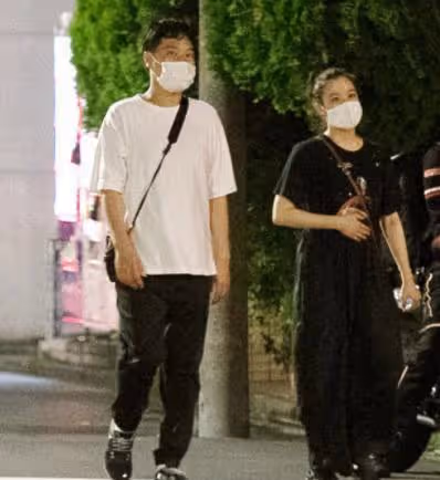 36歲日劇女神蒼井優宣布懷孕,孕肚照曝光,與諧星丈夫恩愛散步