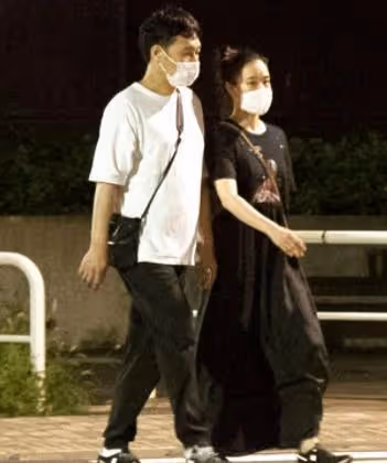 36歲日劇女神蒼井優宣布懷孕,孕肚照曝光,與諧星丈夫恩愛散步