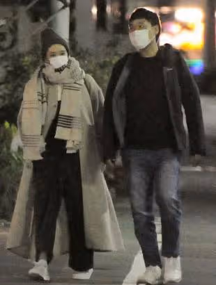 36歲日劇女神蒼井優宣布懷孕，孕肚照曝光，與諧星丈夫恩愛散步