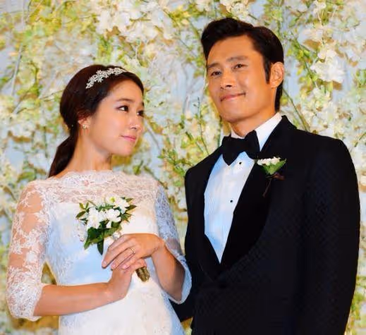 1個月內多名藝人被確診新冠,李秉憲、劉在石、lisa等多人中招