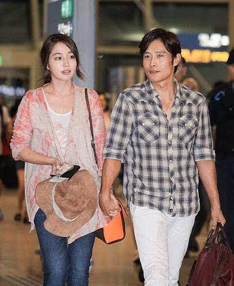1個月內多名藝人被確診新冠,李秉憲、劉在石、lisa等多人中招