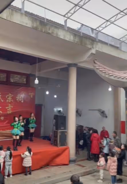 港星李國麟福州農村過年!參加祭祖會吃大碗席,獲眾人圍觀接地氣