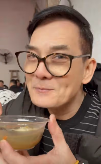 港星李國麟福州農村過年!參加祭祖會吃大碗席,獲眾人圍觀接地氣