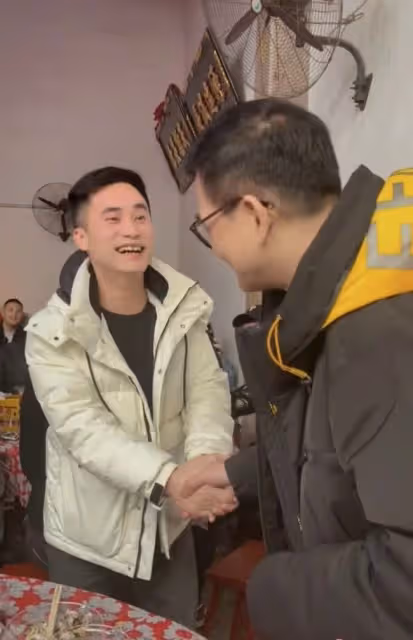 港星李國麟福州農村過年!參加祭祖會吃大碗席,獲眾人圍觀接地氣