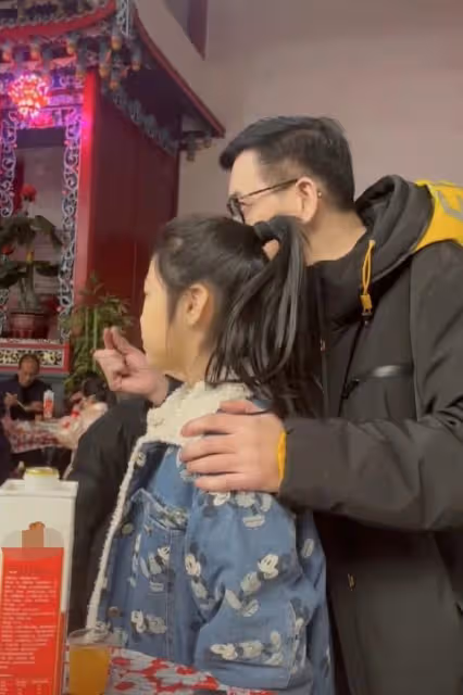 港星李國麟福州農村過年!參加祭祖會吃大碗席,獲眾人圍觀接地氣