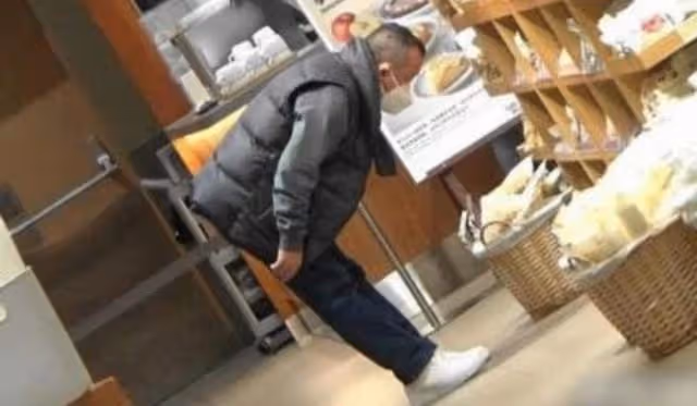 曾志偉照顧好友遺孀,兩人逛超市一同回家,多年陪伴關係引人生疑