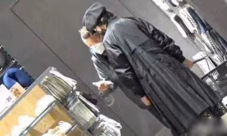 曾志偉照顧好友遺孀,兩人逛超市一同回家,多年陪伴關係引人生疑