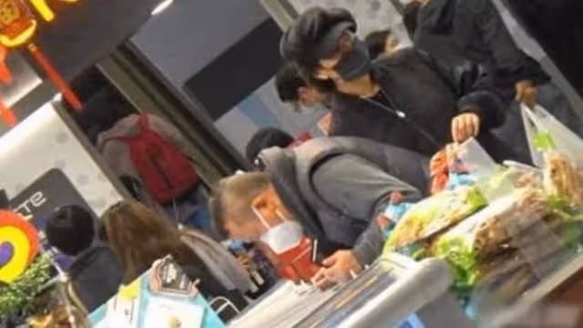 曾志偉照顧好友遺孀,兩人逛超市一同回家,多年陪伴關係引人生疑