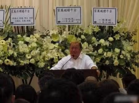 曾志偉照顧好友遺孀,兩人逛超市一同回家,多年陪伴關係引人生疑