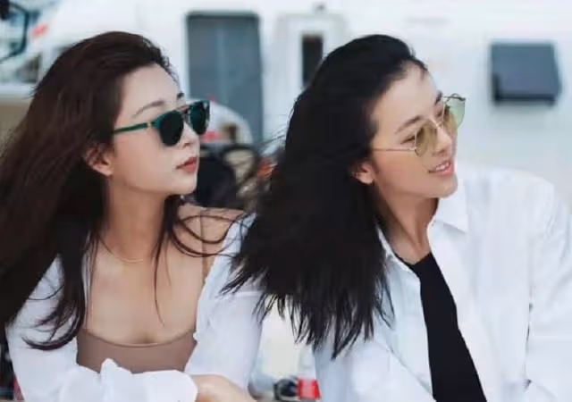 殷桃穿弔帶背心現身海灘，戴大金鍊子秀鎖骨，張嘴被人喂食太性感