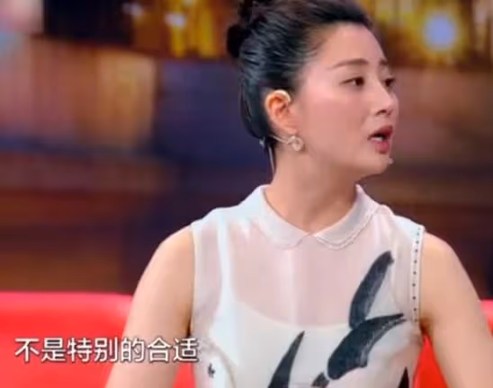 殷桃穿弔帶背心現身海灘，戴大金鍊子秀鎖骨，張嘴被人喂食太性感