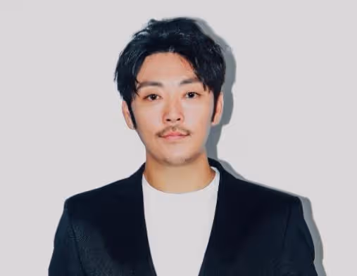 殷桃穿弔帶背心現身海灘，戴大金鍊子秀鎖骨，張嘴被人喂食太性感