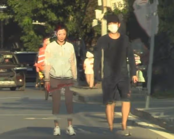殷桃穿弔帶背心現身海灘,戴大金鍊子秀鎖骨,張嘴被人喂食太性感
