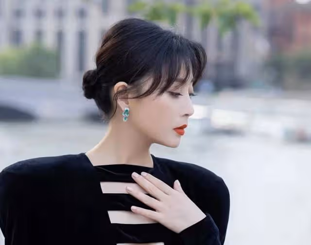 殷桃穿弔帶背心現身海灘,戴大金鍊子秀鎖骨,張嘴被人喂食太性感