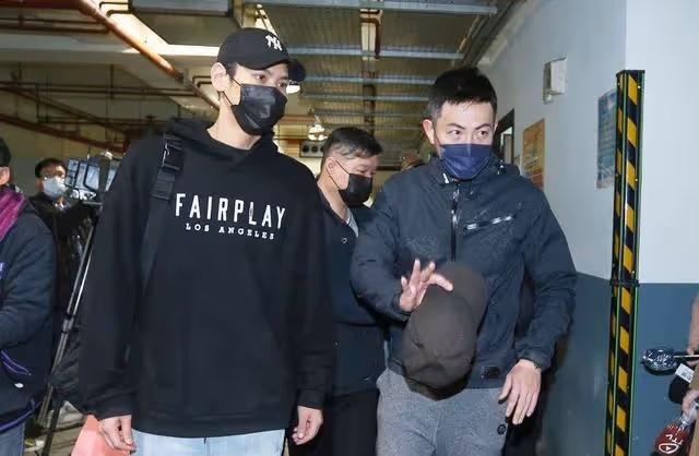 明金成猝死原因公開:妻子挺虛弱身子處理後事,多次不忍落淚