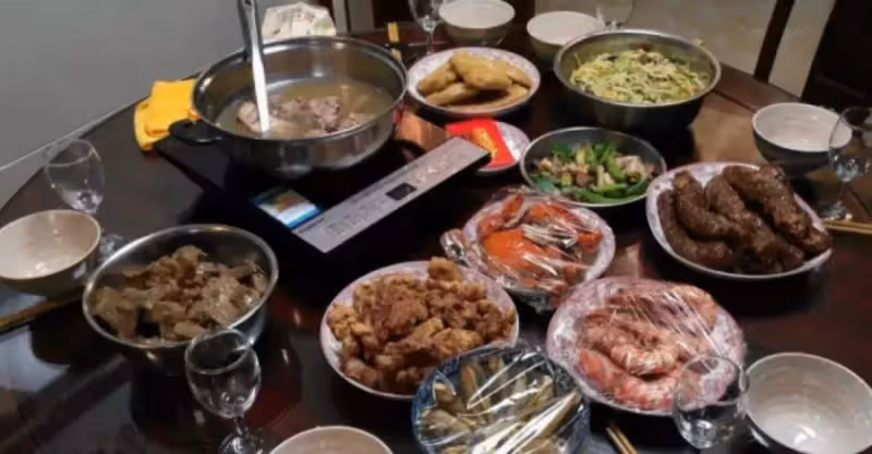 春節的第三頓團圓飯後，因婆婆的一句話妻子掀桌：誰也別吃了