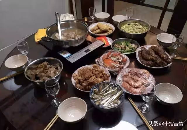 春節的第三頓團圓飯後,因婆婆的一句話妻子掀桌:誰也別吃了