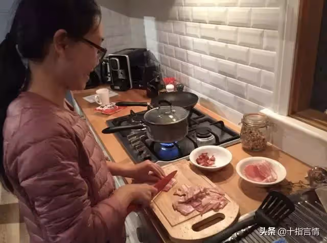 春節的第三頓團圓飯後,因婆婆的一句話妻子掀桌:誰也別吃了