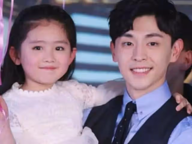 8歲飾演鄧倫女兒大紅，父母被網暴拿她當搖錢樹，9歲被謠傳去世