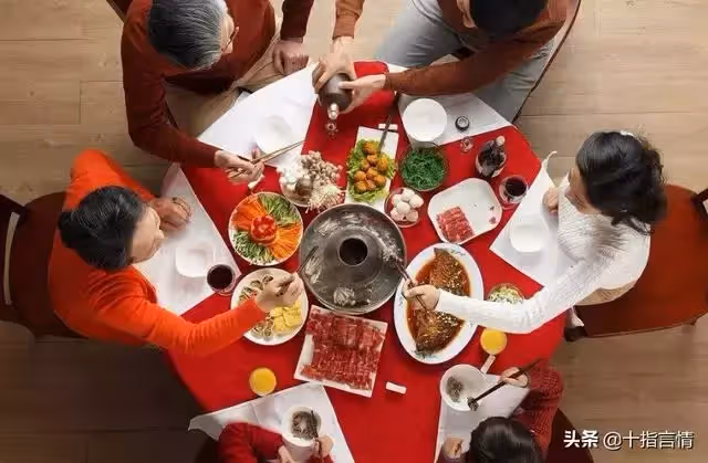 過年家族群發紅包,被婆家人「綁架」,發了三百後拉著丈夫退了群