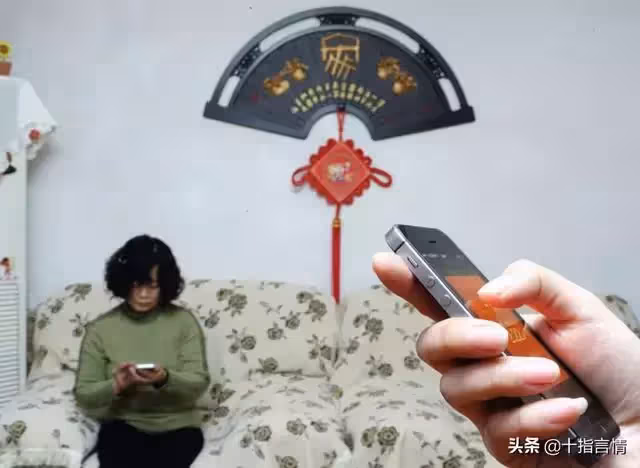 過年家族群發紅包,被婆家人「綁架」,發了三百後拉著丈夫退了群