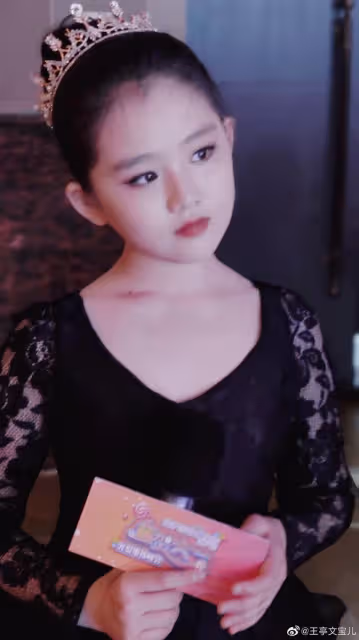 8歲飾演鄧倫女兒大紅，父母被網暴拿她當搖錢樹，9歲被謠傳去世