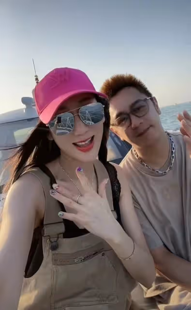 陳浩民包遊艇出海!蔣麗莎戴31萬手鐲渾身珠寶,好身材不像4娃媽