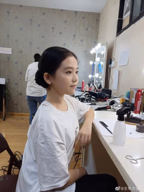8歲飾演鄧倫女兒大紅，父母被網暴拿她當搖錢樹，9歲被謠傳去世