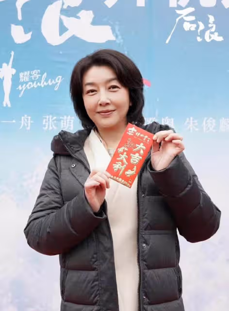 54歲江珊復出拍戲!開機笑容燦爛臥蠶比眼大,做配仍居C位地位高