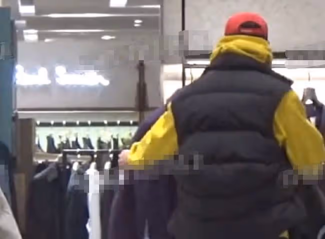 張亮與前妻復合添錘!一家人逛街其樂融融,男方站車旁貼心等寇靜