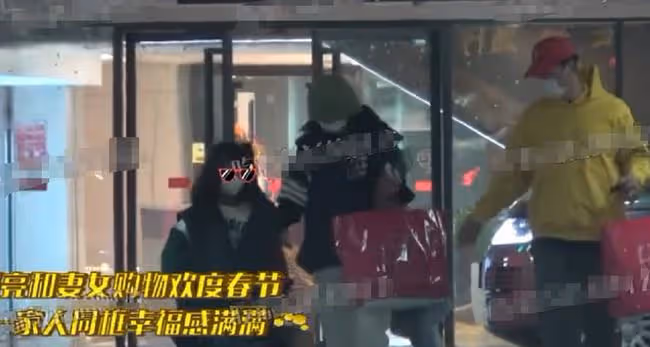 張亮與前妻復合添錘!一家人逛街其樂融融,男方站車旁貼心等寇靜
