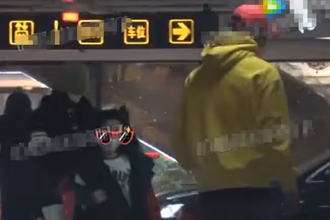 張亮與前妻復合添錘!一家人逛街其樂融融,男方站車旁貼心等寇靜