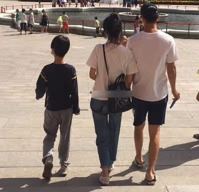 張亮與前妻復合添錘!一家人逛街其樂融融,男方站車旁貼心等寇靜
